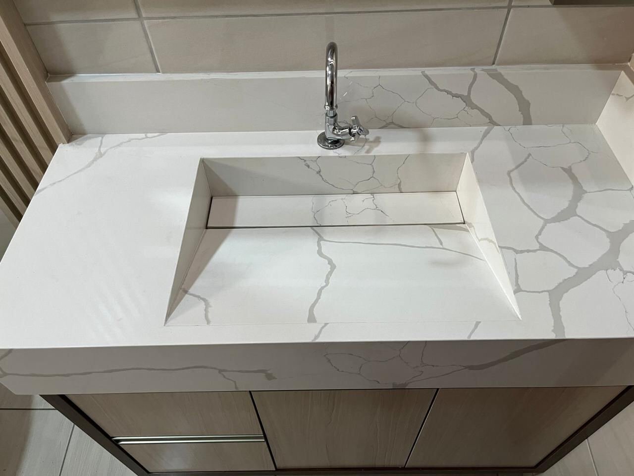 Bancada de banheiro em quartzo branco com cuba esculpida