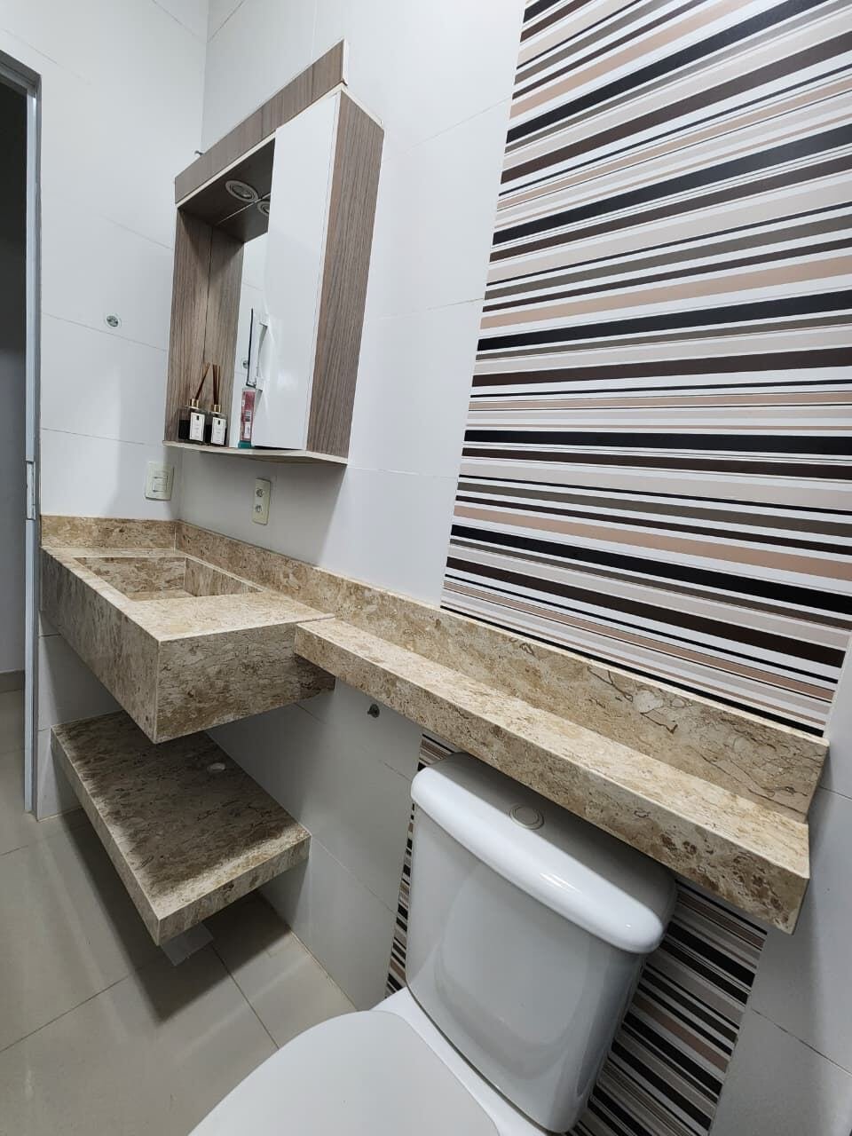 Bancada de banheiro em mármore bege com nicho decorativo