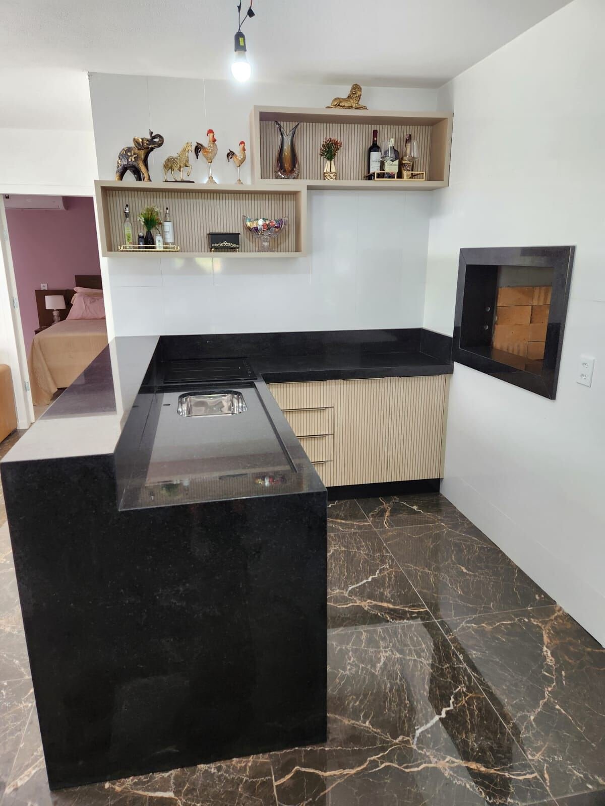 Bancada de granito preto com nicho embutido para forno de churrasqueira