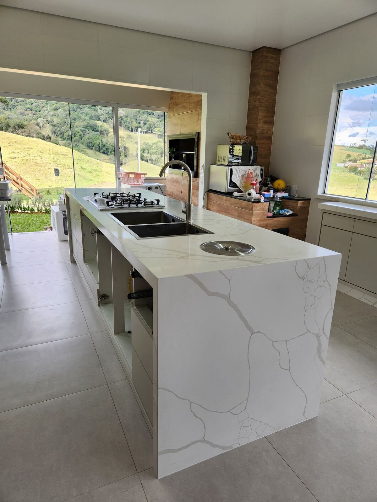 Bancada de cozinha em quartzo branco com cuba dupla e cooktop
