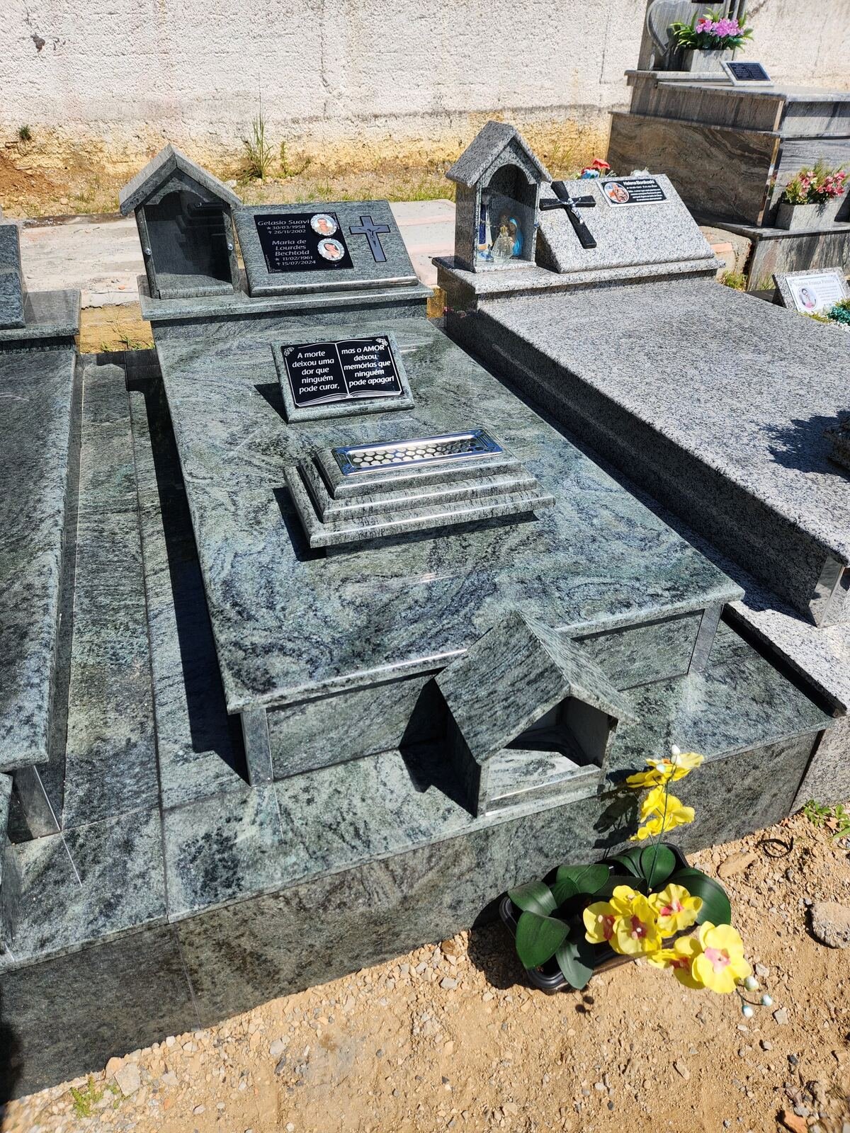 Túmulo em granito verde com oratório e placas em homenagem