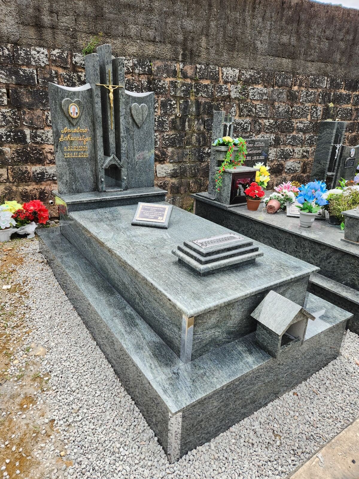 Túmulo em granito verde com cruz e oratório esculpidos